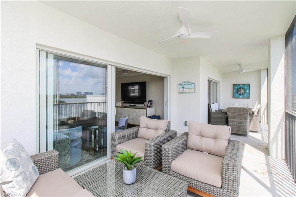 Sunroom featuring ceiling fan