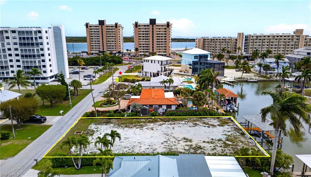 Large lot with new Sea Wall