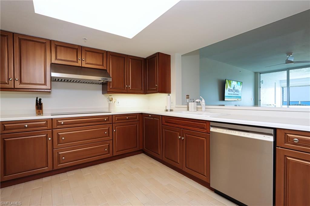 Kitchen with ceiling fan, kitchen peninsula, sink, dishwasher, and stovetop