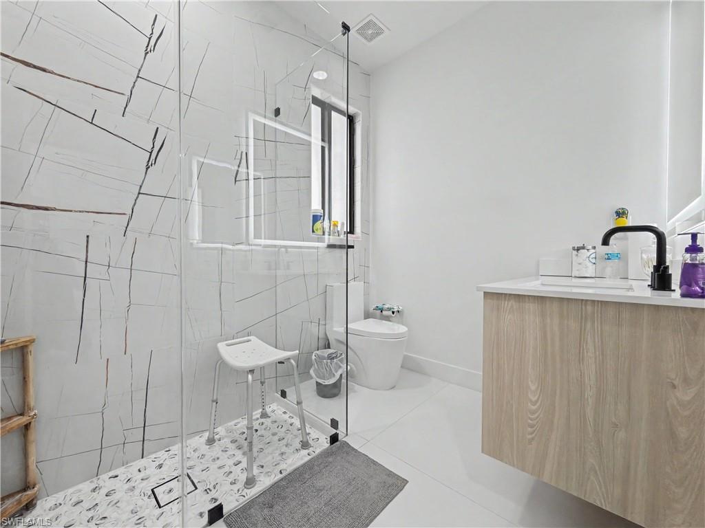 402 Thompson AVE photo 23