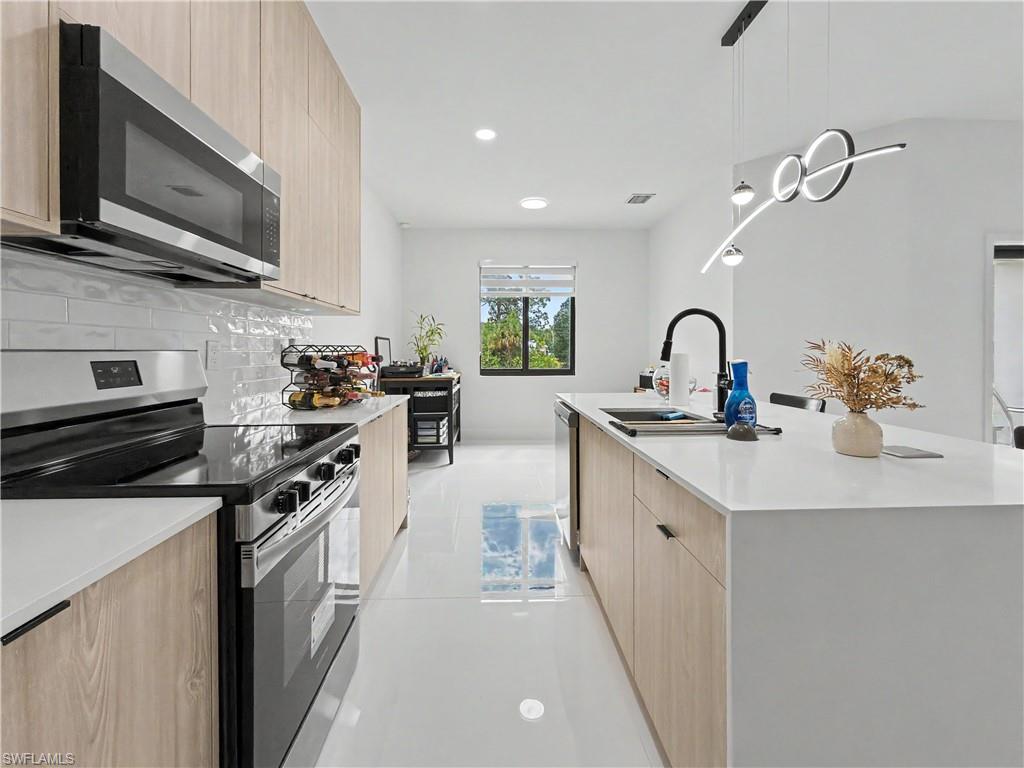 402 Thompson AVE photo 12