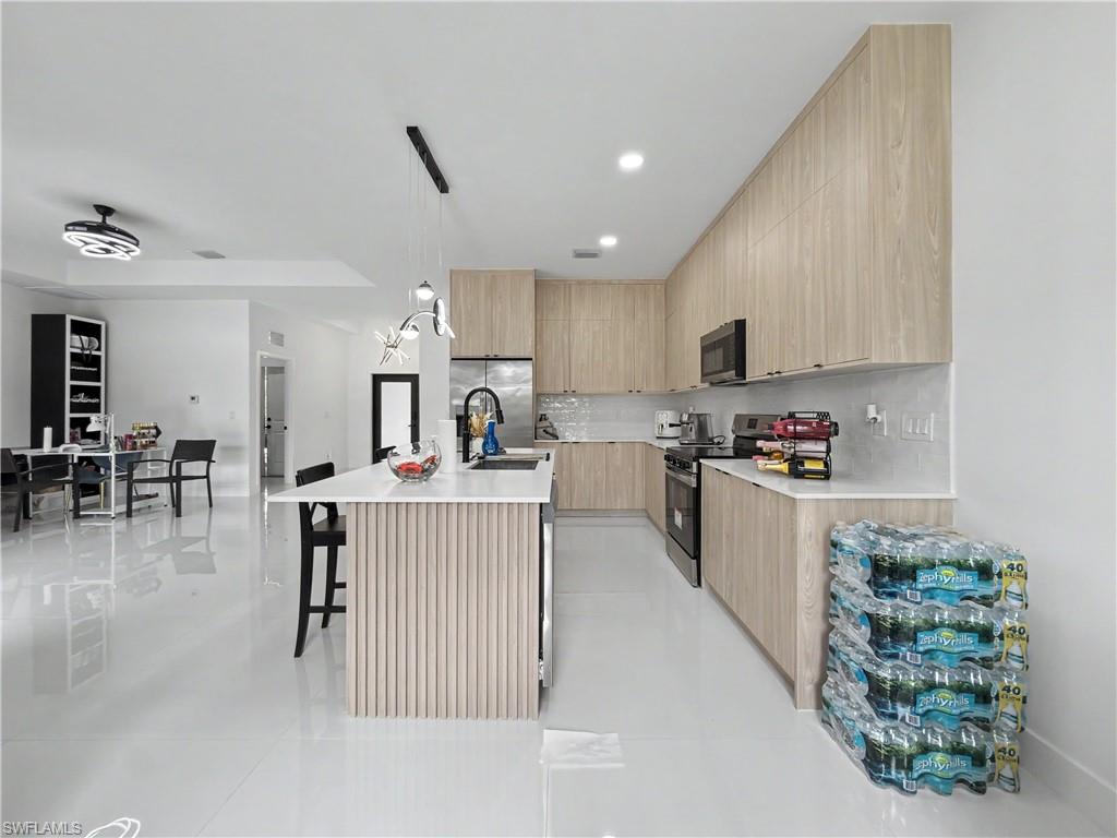 402 Thompson AVE photo 14