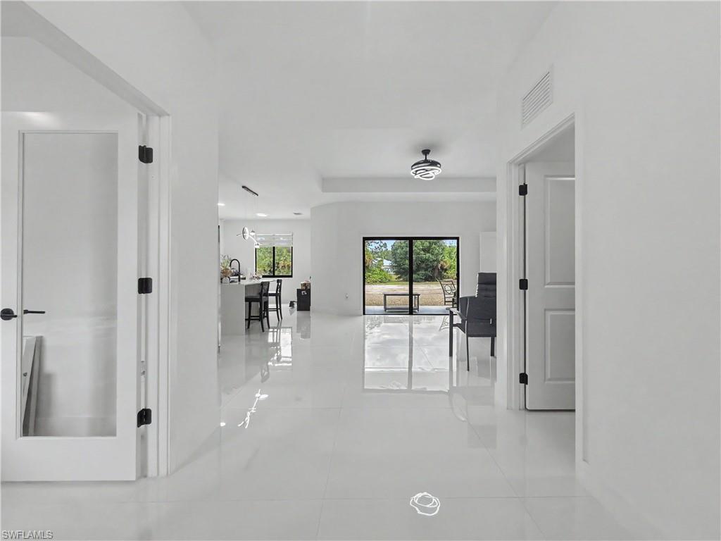 402 Thompson AVE photo 8
