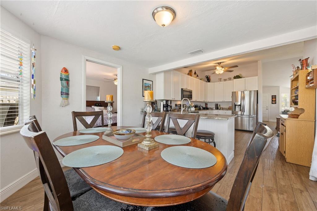 Dining area room for a large kitchen table