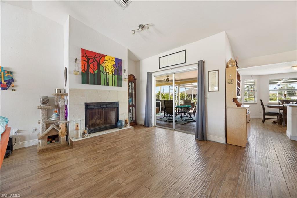 Extra Dining area / Living Room area