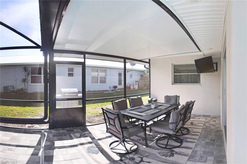 Sunroom / solarium featuring outdoor dining space