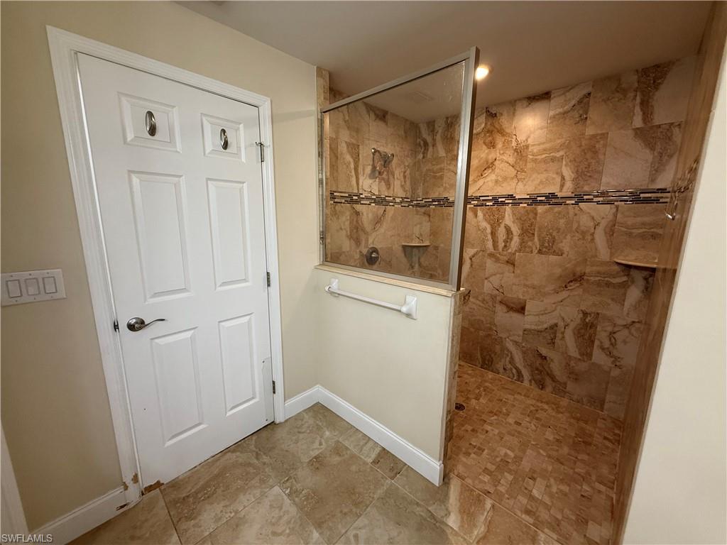 1111 Broadway AVE photo 12