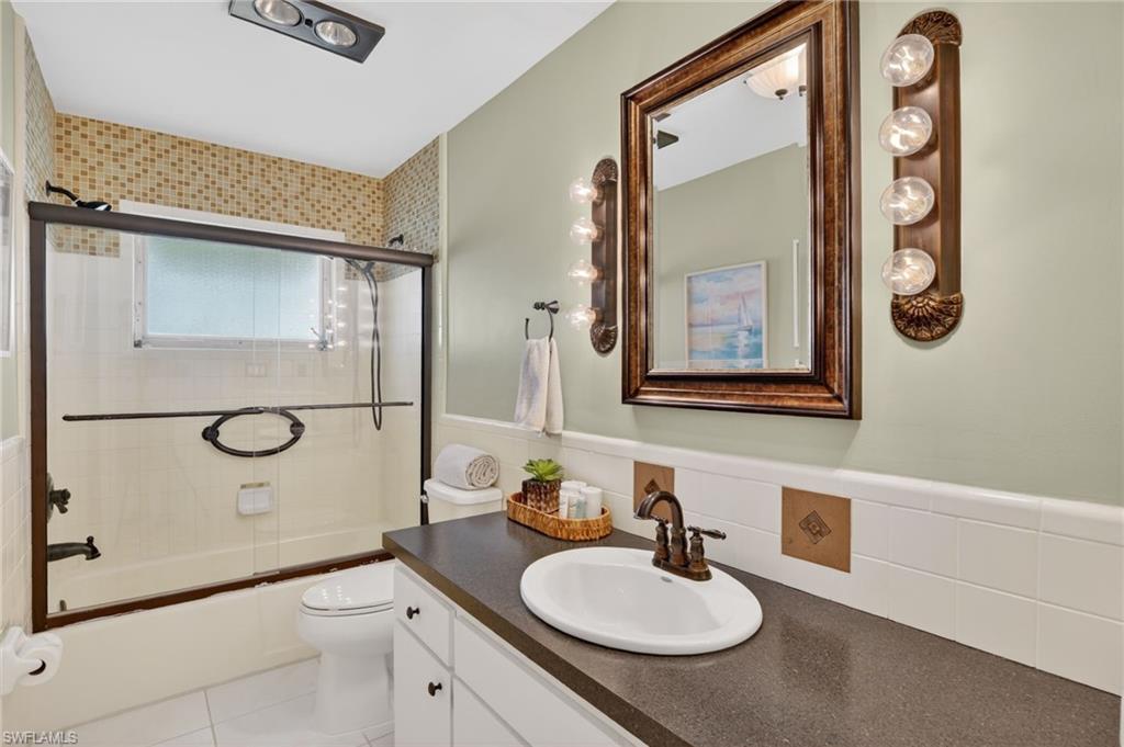 Guest Bathroom with shower/tub