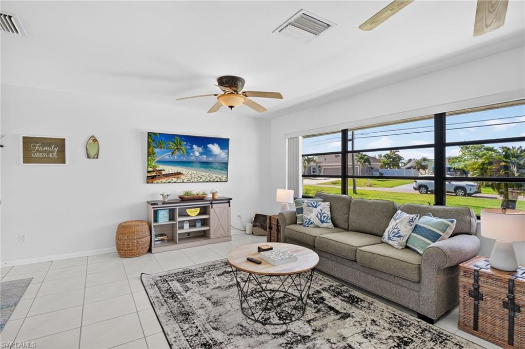 Living room with Large windows