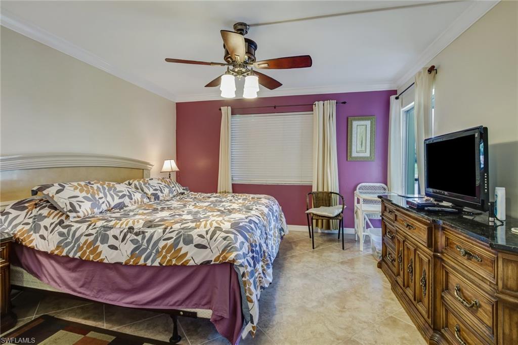 Master bedroom with sliding door to lanai