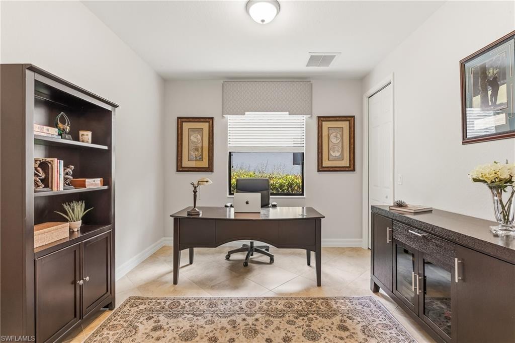 4th bedroom or den w/walk-in closet
