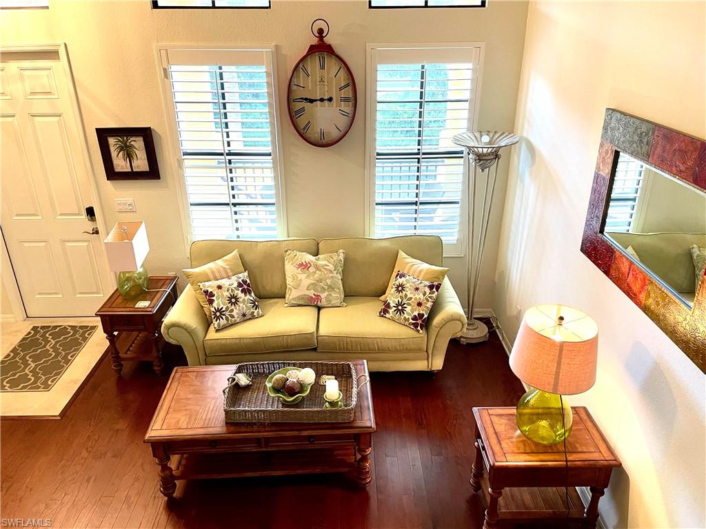 Vestibule/Living room downstairs