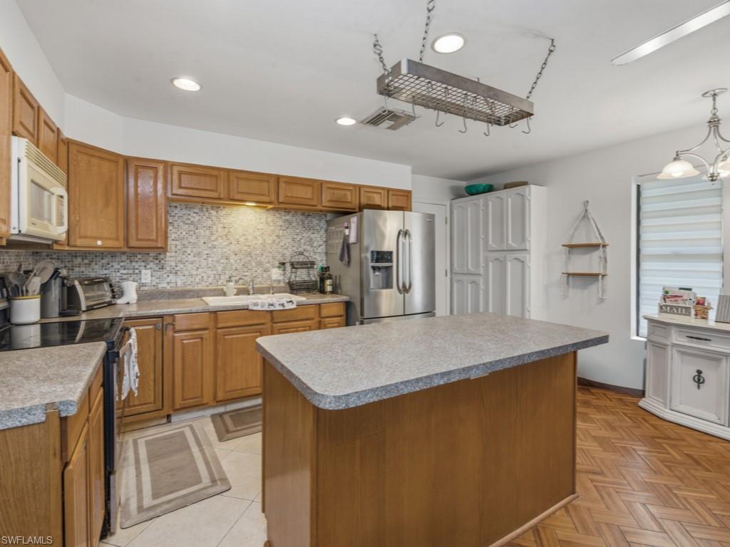 2022 Frederick ST photo 11