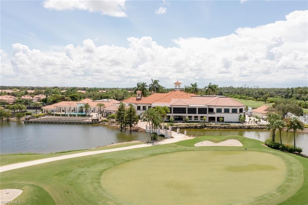 Vasari 18th hole and clubhouse
