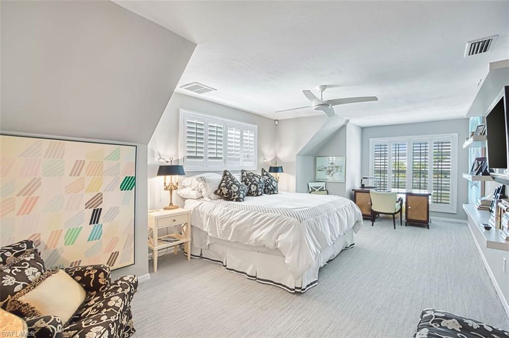 Primary-Suite has a King Size Bed