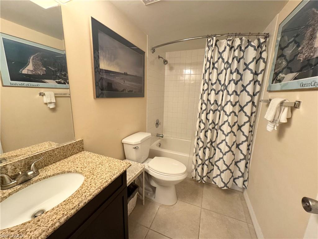 Guest bathroom with tub/shower