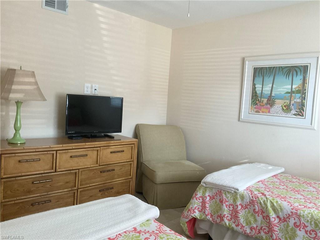 Guest Bedroom with twin beds