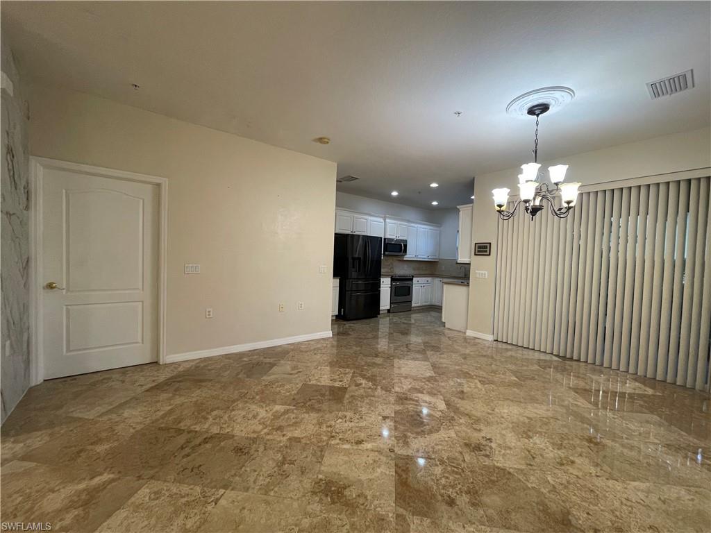 The dining room space offer many possibilities
