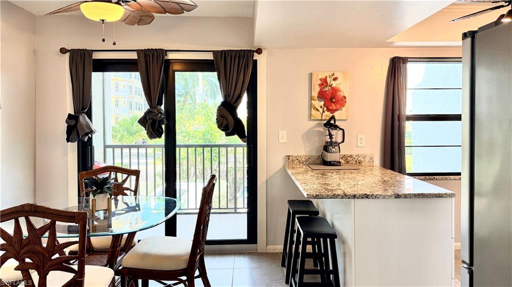 EAT IN KITCHEN, BREAKFAST BAR & BALCONY