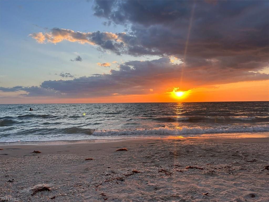 Short Drive to Naples Beach - Beautiful Sunsets!