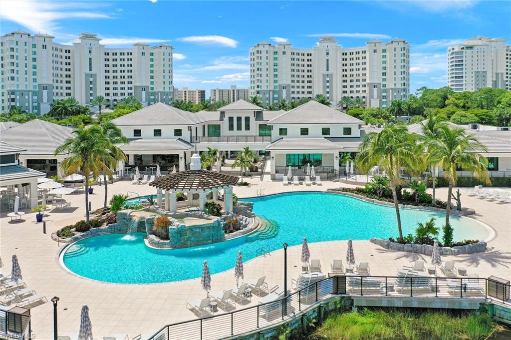 Huge Resort-Style walk-in Pool