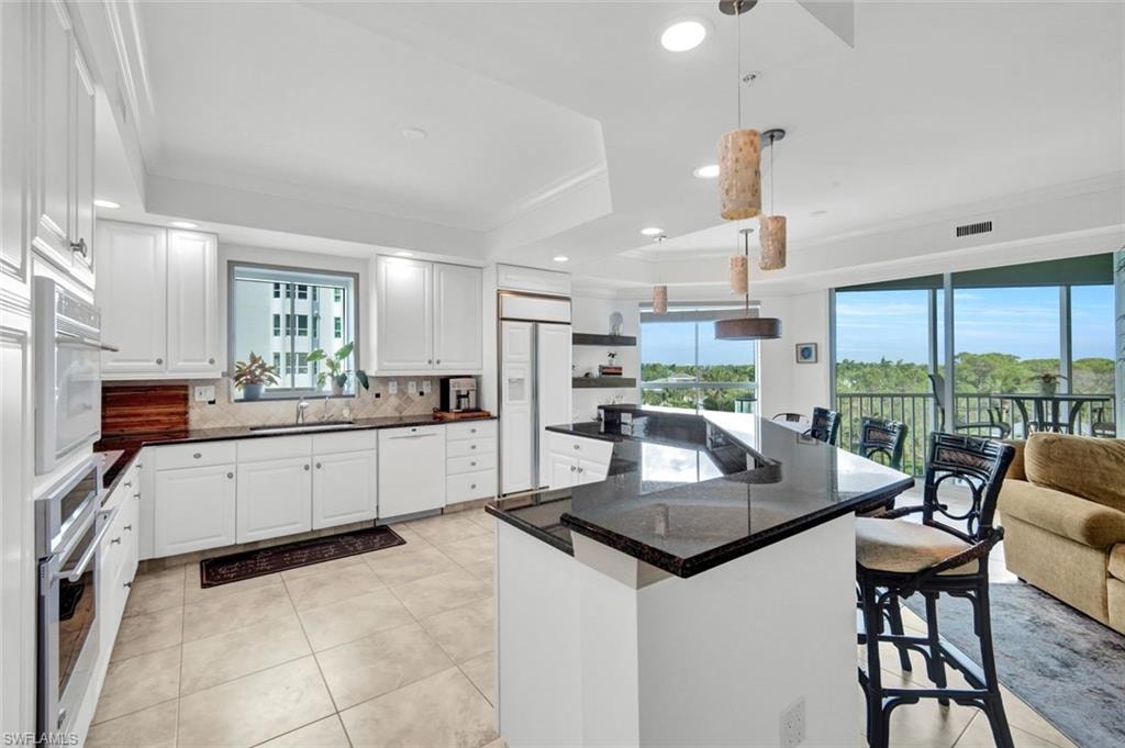 Kitchen & Breakfast Bar