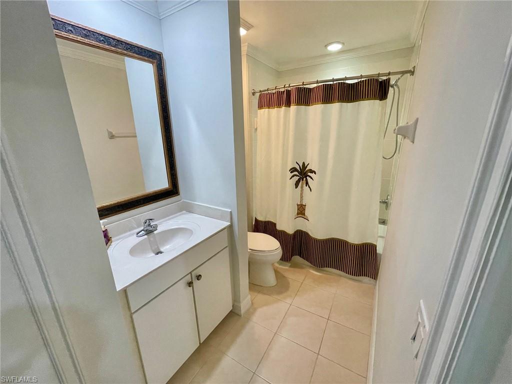 Guest bathroom with a combination shower/tub