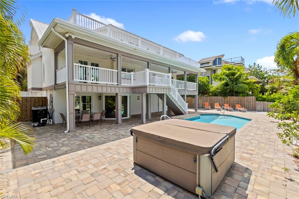 Oversized pool deck, with included spa