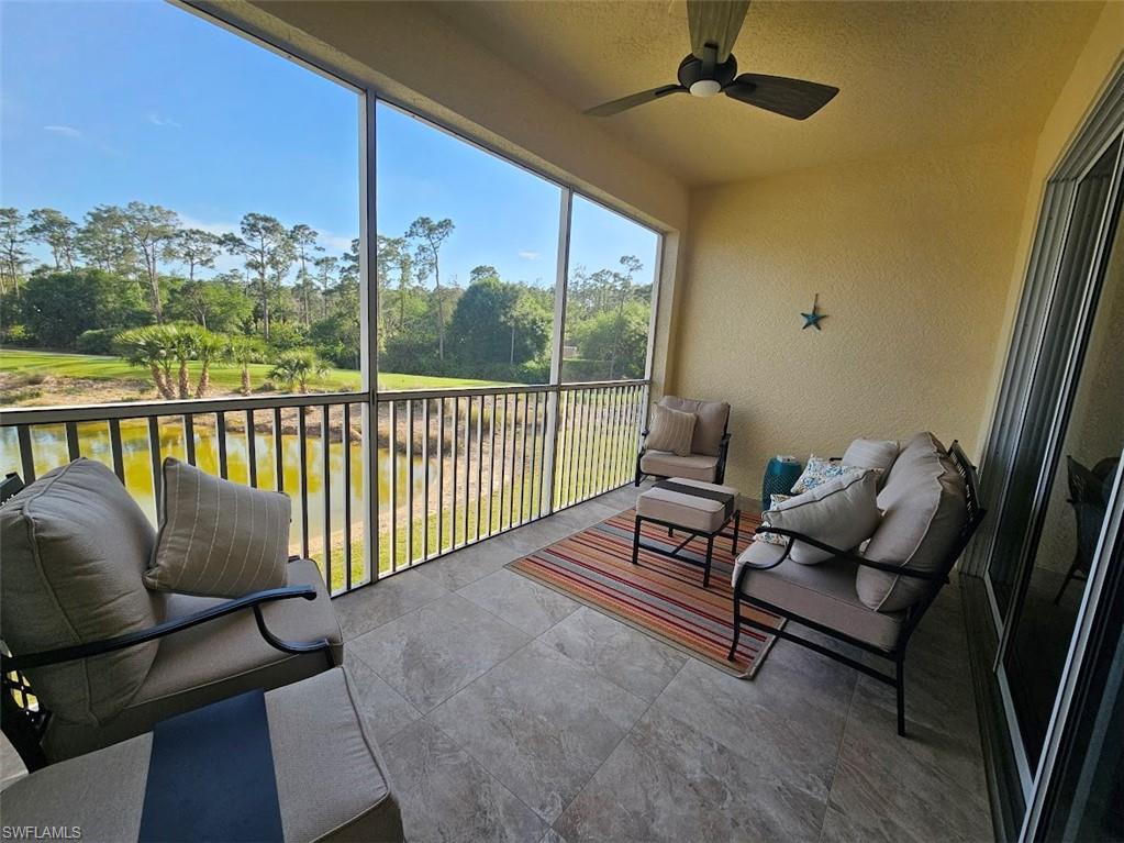 Sunroom / solarium with ceiling fan