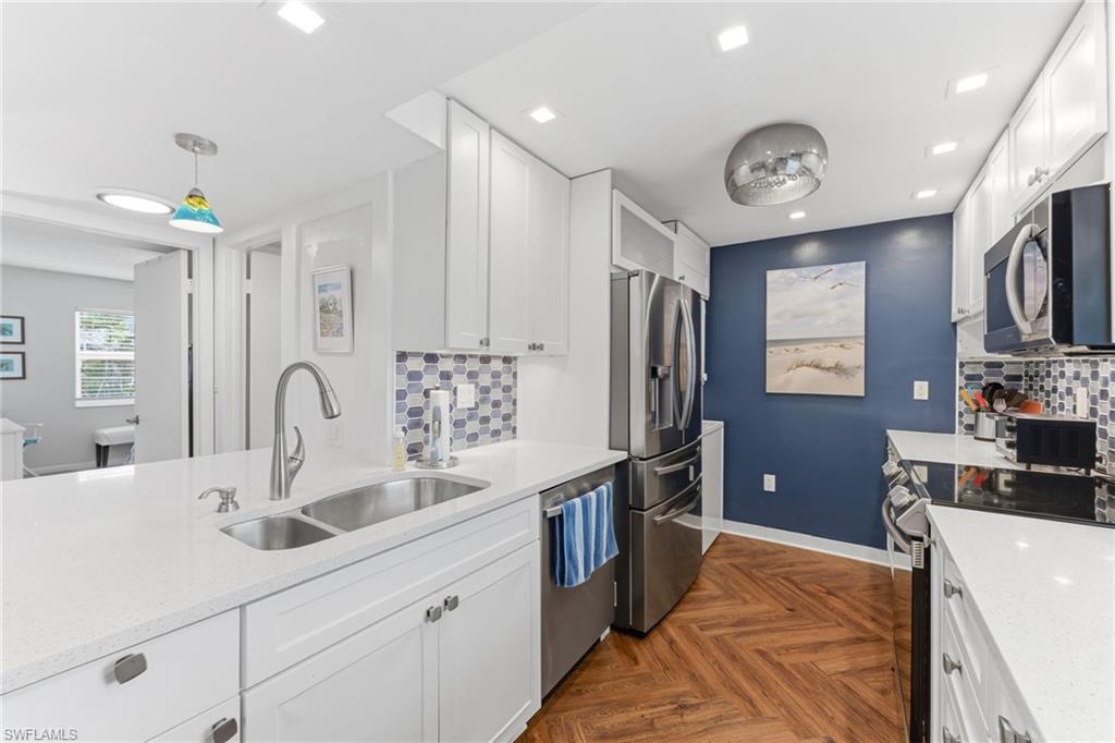 1100 Little Neck CT F52