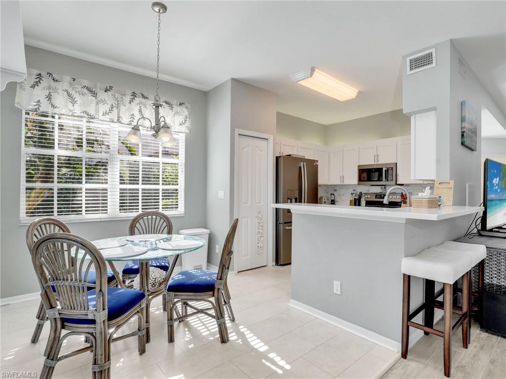 Kitchen & Eat-In Kitchen