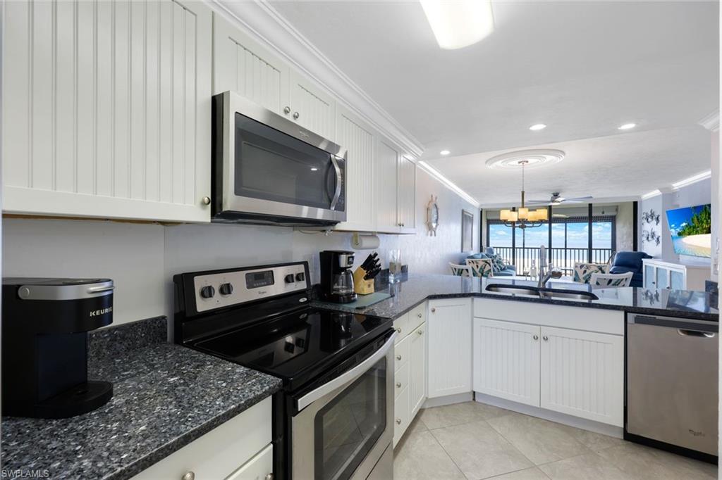 Cook and entertain with a Beach view!