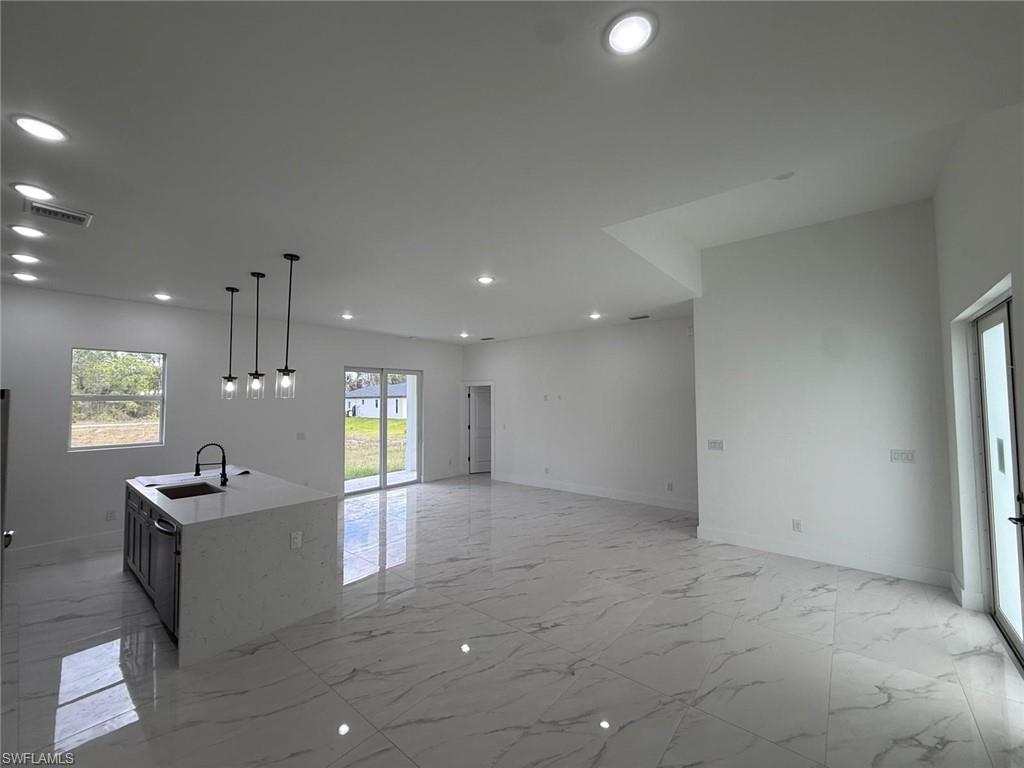 1089 Eisenhower BLVD photo 6