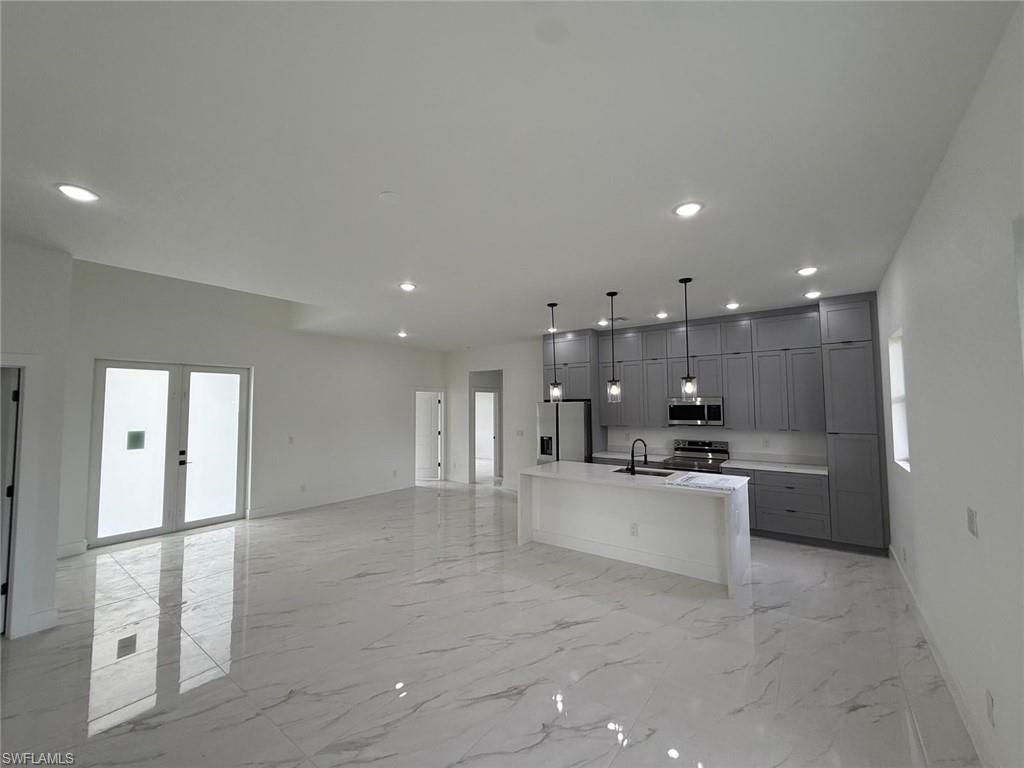 1089 Eisenhower BLVD photo 9