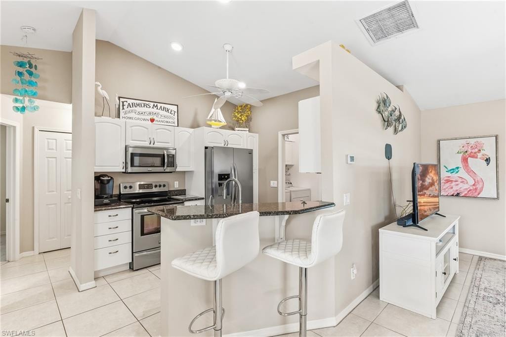 SS Appliances, Breakfast Bar.