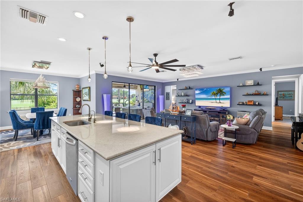 Gorgeous Island w/Drop Pendant Globes