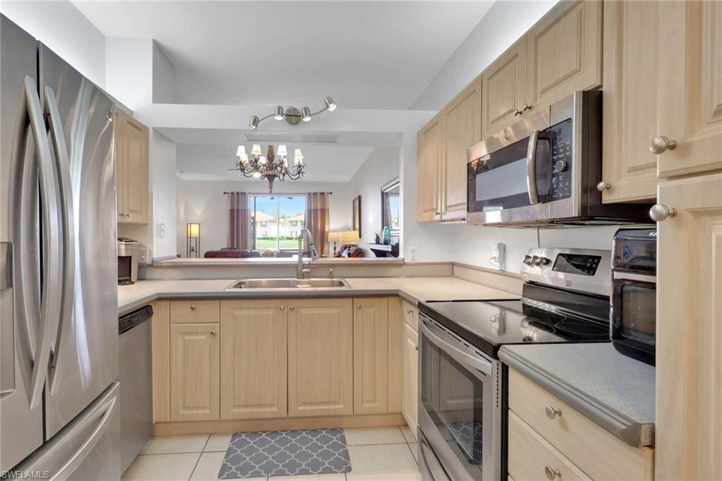 Light and bright kitchen with views of the lake