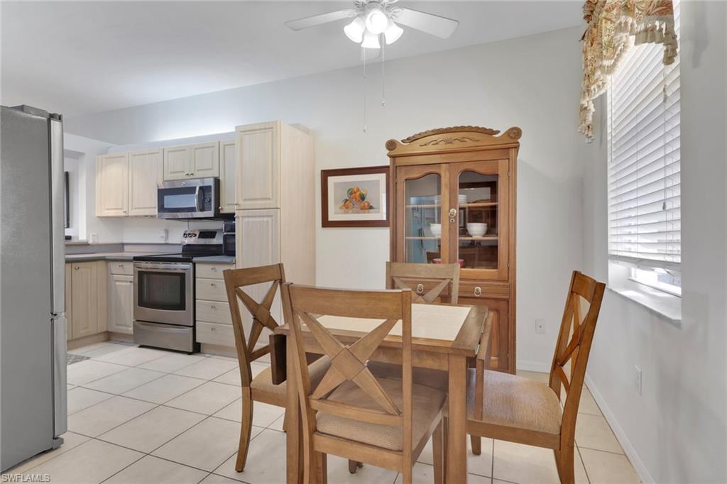 Light and bright breakfast room