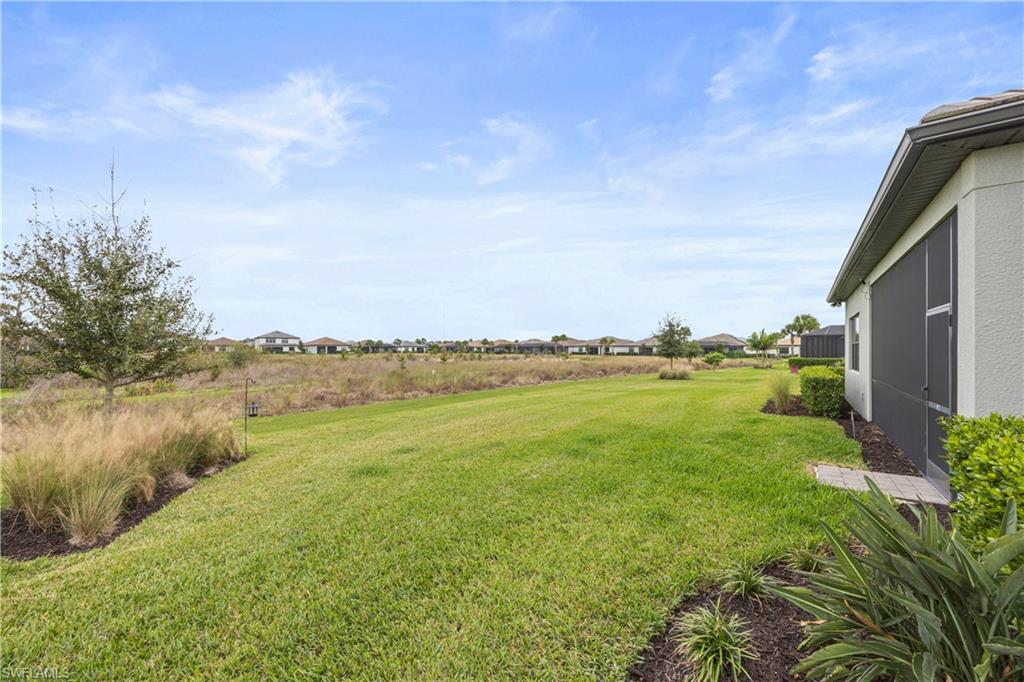 Spacious yard!