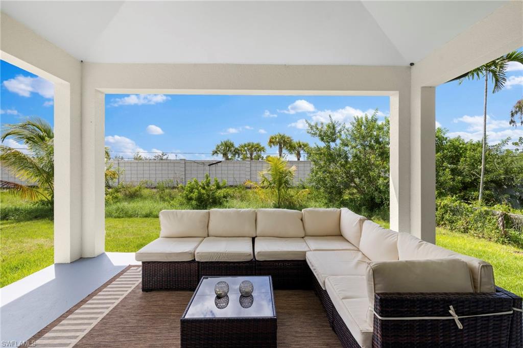 Covered patio with a concrete slab floor