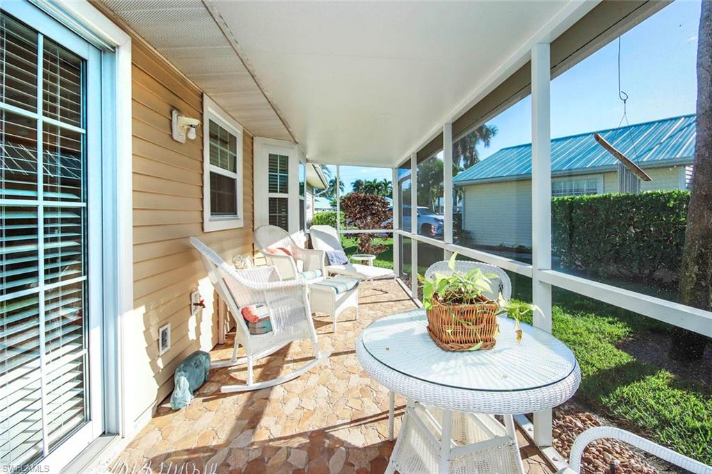 Screened_Lanai_Dining_Area