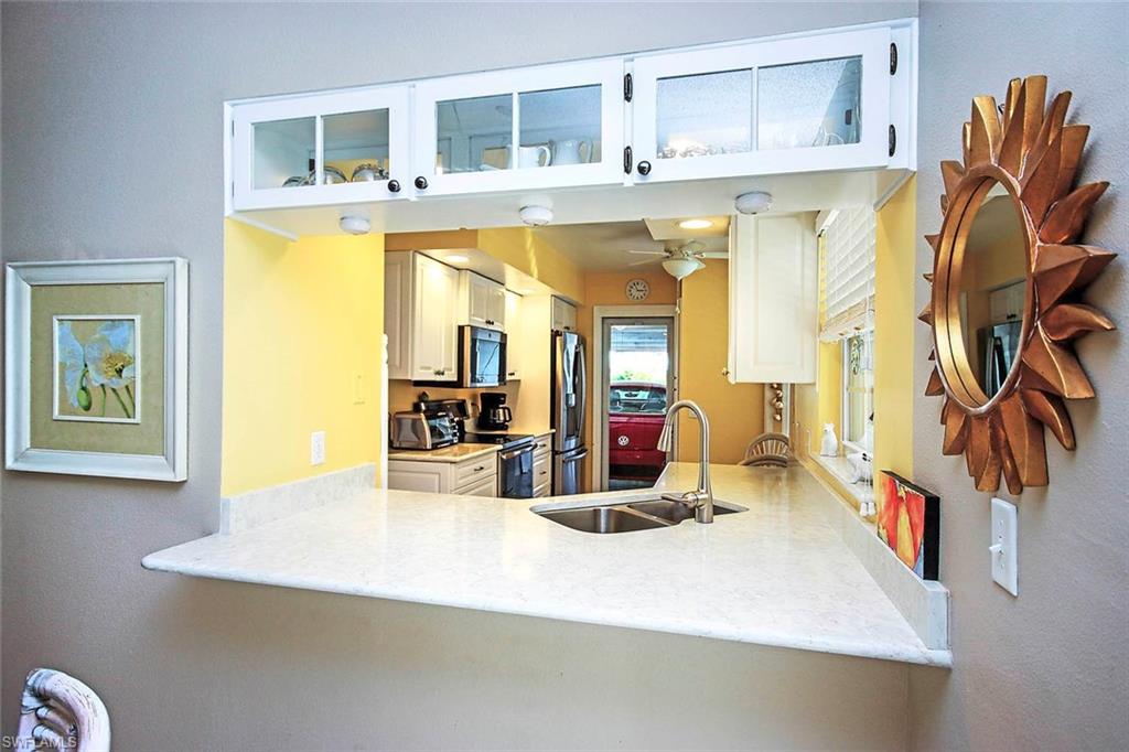 Breakfast_Bar_and_Pass_Through_to_Kitchen