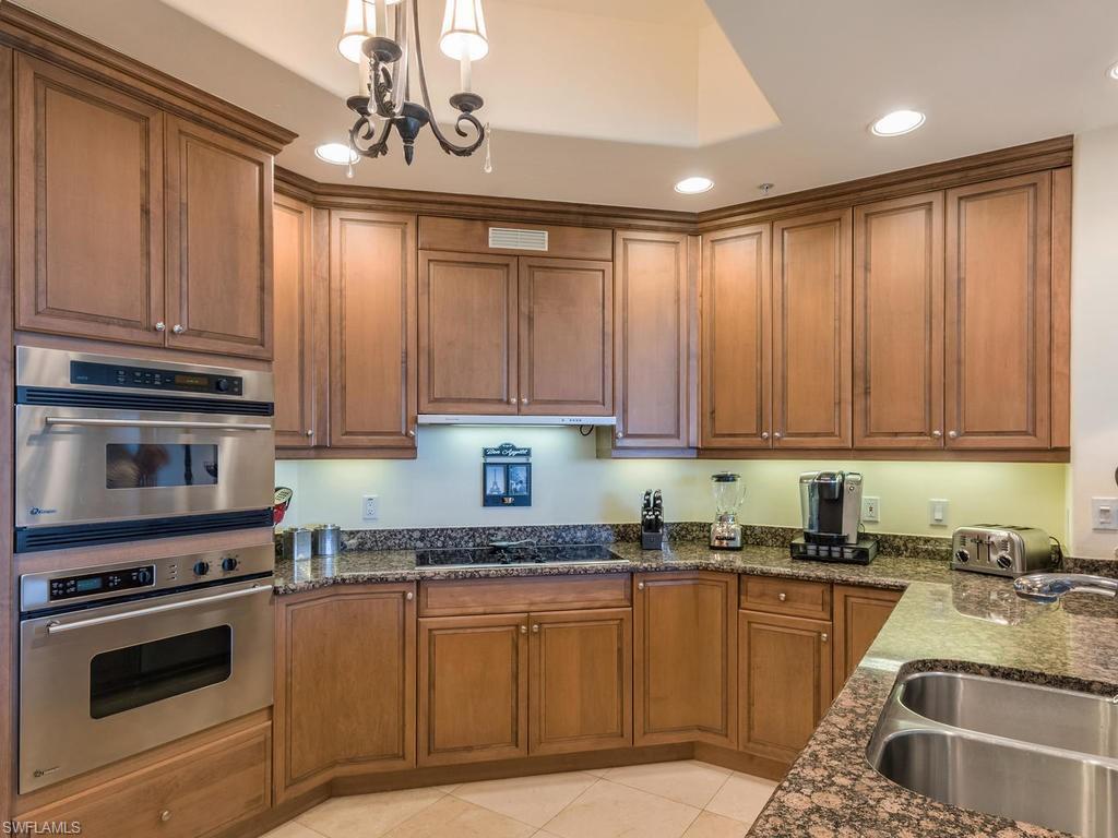 Spacious granite kitchen