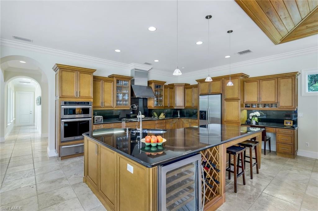 Chef's Island Kitchen w/ Counter Height Seating