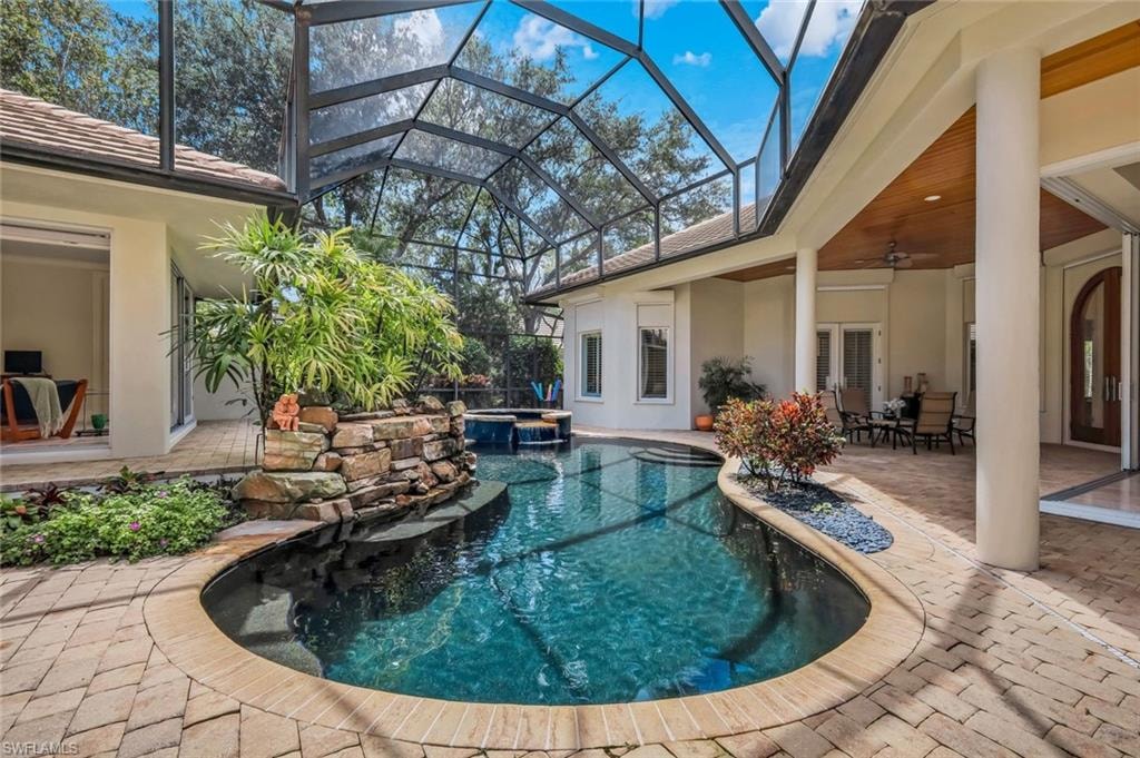 Lagoon-Style Pool w/ Hot Tub