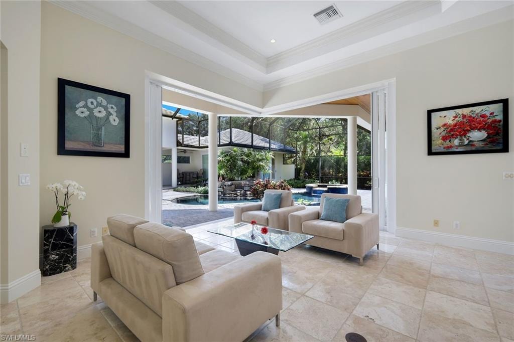 Zero-Corner Telescoping Glass Doors Open to the Outdoors