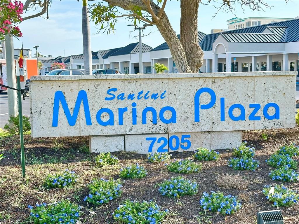 Santini Marina Plaza: Only a 2 min bike ride!