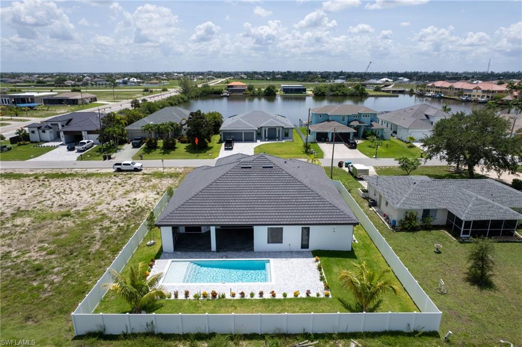 WELCOME TO YOUR COASTAL DREAM HOME,WHERE DETAILS WERE CURATED FORCONTEMPORARY ELEGANCE AND EVERYDAYEASE