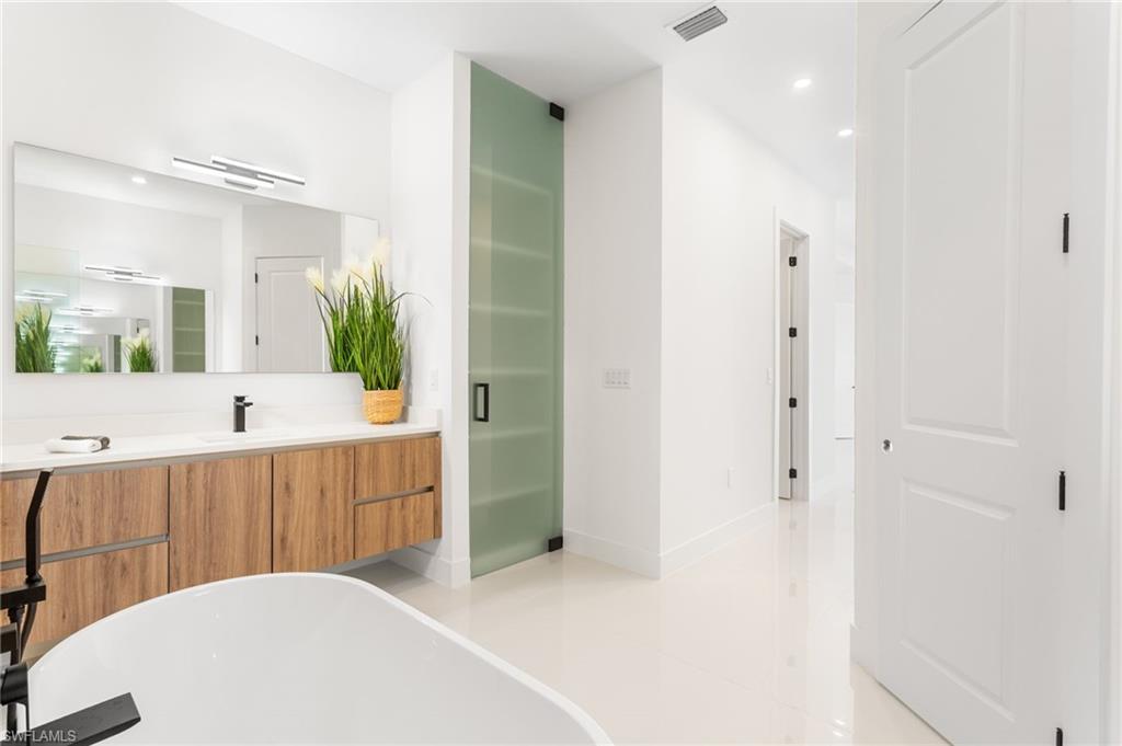 Dual sinks, CUSTOM VANITIES and QUARTZSURFACES for a truly REJUVENATING Experience