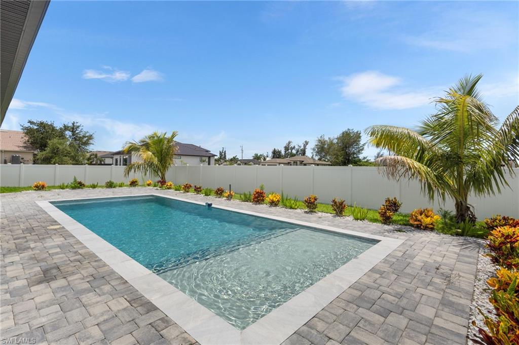Pool with sun deck for memorable momentswith family and friends!